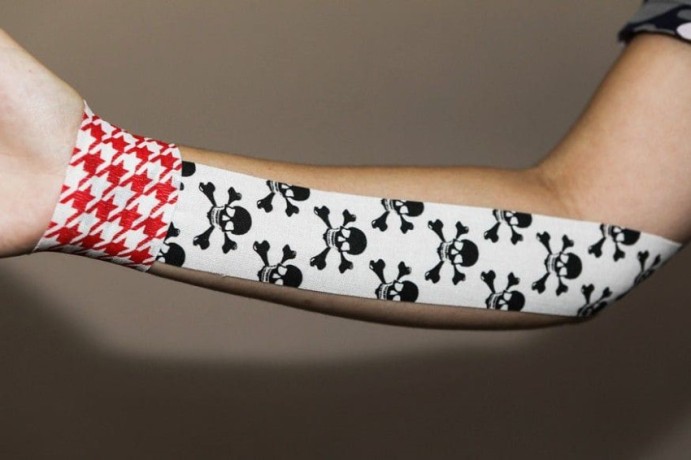 Кинезио тейп BB Design черепа бел. / черный 5см*5м